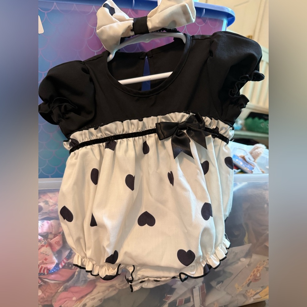 SHEIN black and white Heart Print Baby Romper with matching bow headband